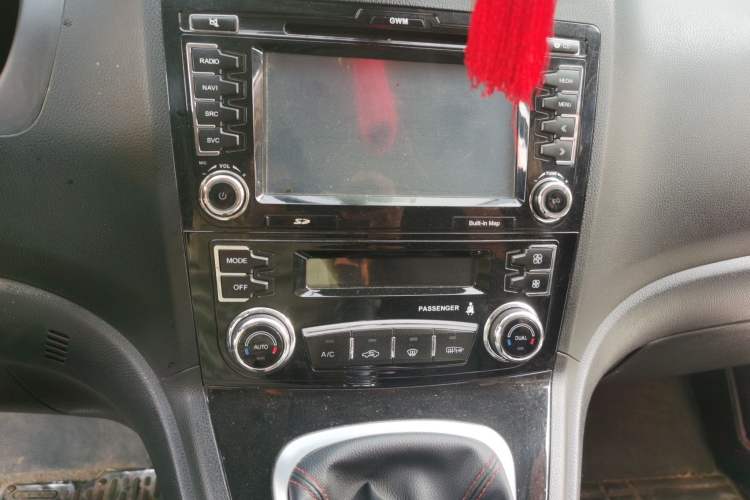Used Haval H6 2015 Upgraded Model 1.5T Manual Two-Wheel Drive Elite Version Audio And AC Panel