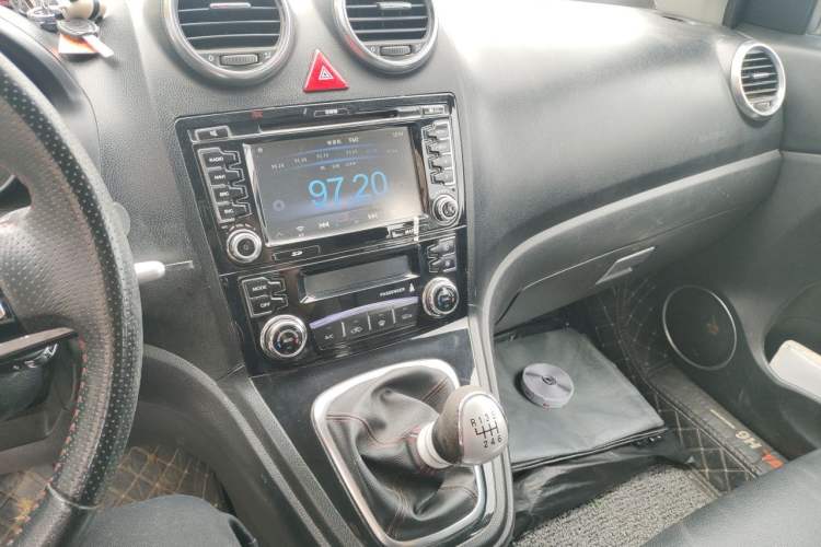 Used Haval H6 2015 Upgraded Model 1.5T Manual Two-Wheel Drive Elite Version Audio And AC Panel