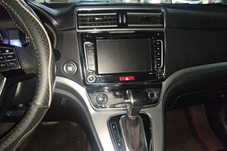 Used Haval H6 2015 Sport Edition 1.5T Automatic Two-Wheel Drive Luxury Model Audio And AC Panel