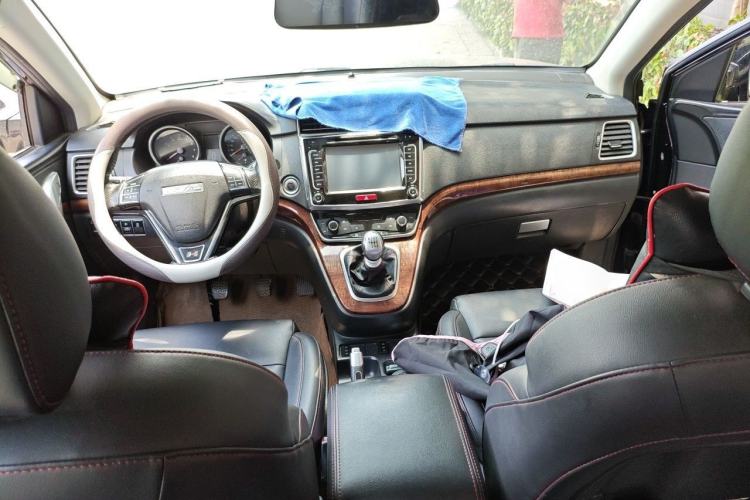 Used Haval H6 2015 Revised Version Sport Edition 1.5T Manual Transmission Two-Wheel Drive Elite Grade Center Console