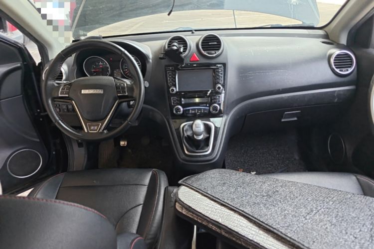 Used Haval H6 2015 Upgraded Model 1.5T Manual Two-Wheel Drive Elite Version Center Console