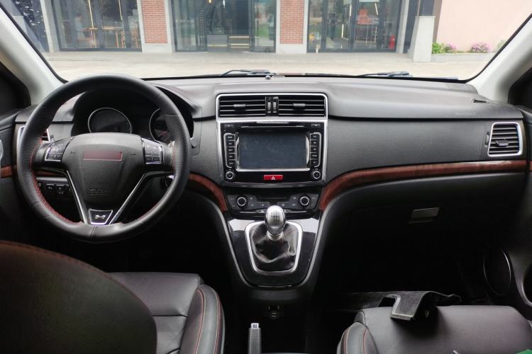 Used Haval H6 2015 Upgraded Model 1.5T Manual Two-Wheel Drive Prestige Version Center Console