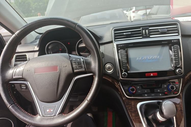 Used Haval H6 2015 Revised Version Sport Edition 1.5T Manual Transmission Two-Wheel Drive Elite Grade Center Console