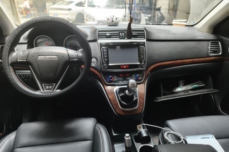 Used Haval H6 2015 Revised Version Sport Edition 1.5T Manual Transmission Two-Wheel Drive Elite Grade Center Console