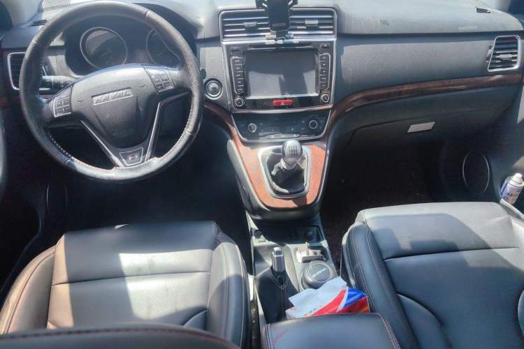 Used Haval H6 2015 Revised Version Sport Edition 1.5T Manual Transmission Two-Wheel Drive Elite Grade Center Console