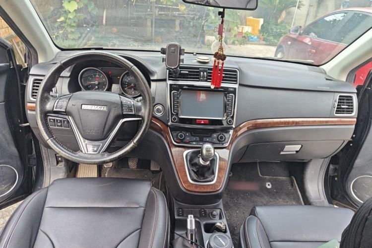 Used Haval H6 2015 Revised Version Sport Edition 1.5T Manual Transmission Two-Wheel Drive Elite Grade Center Console