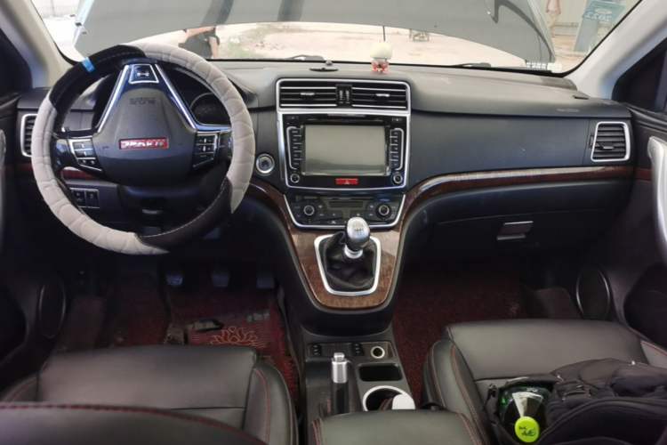 Used Haval H6 2015 Revised Version Sport Edition 1.5T Manual Transmission Two-Wheel Drive Elite Grade Center Console