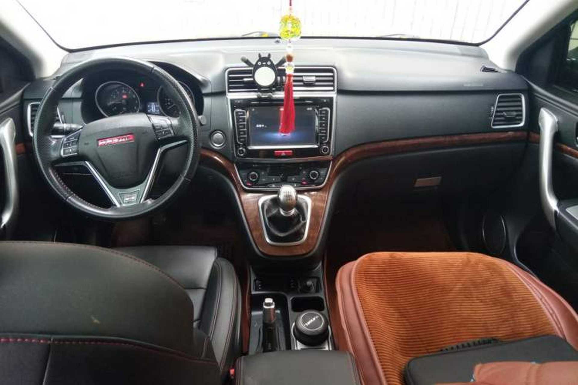 Used Haval H6 2015 Revised Version Sport Edition 1.5T Manual Transmission Two-Wheel Drive Elite Grade Center Console