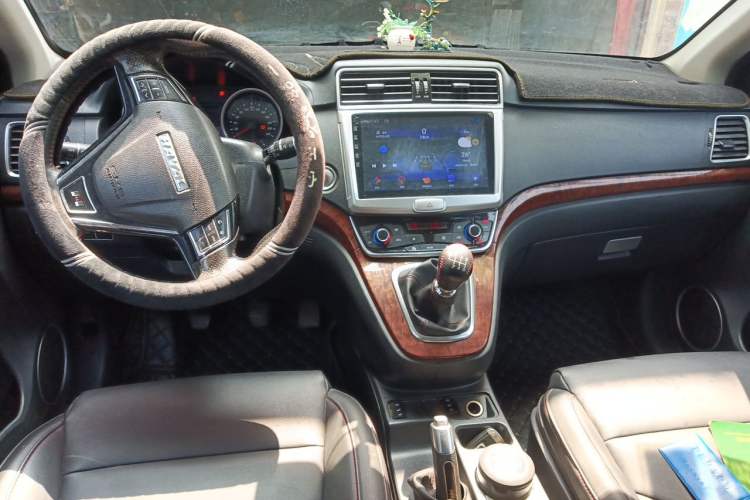 Used Haval H6 2015 Revised Version Sport Edition 1.5T Manual Transmission Two-Wheel Drive Elite Grade Center Console
