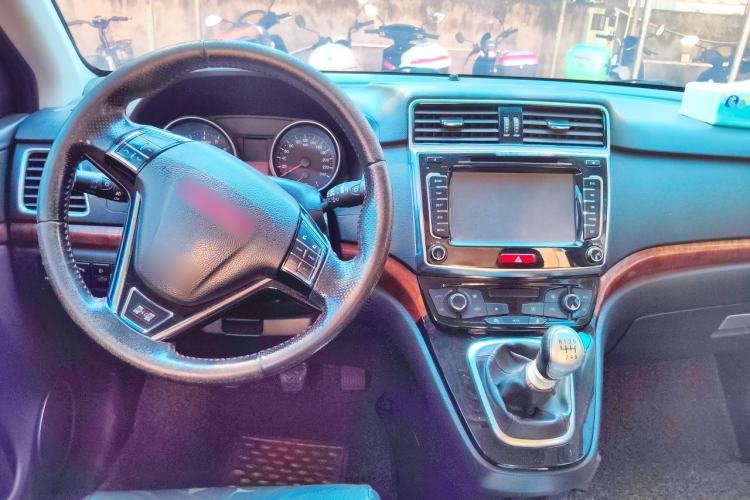 Used Haval H6 2015 Sport Edition 1.5T Manual Two-Wheel Drive Elite Model Center Console