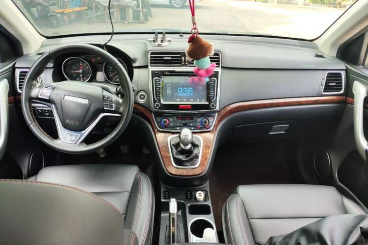 Used Haval H6 2015 Revised Version Sport Edition 1.5T Manual Transmission Two-Wheel Drive Elite Grade Center Console