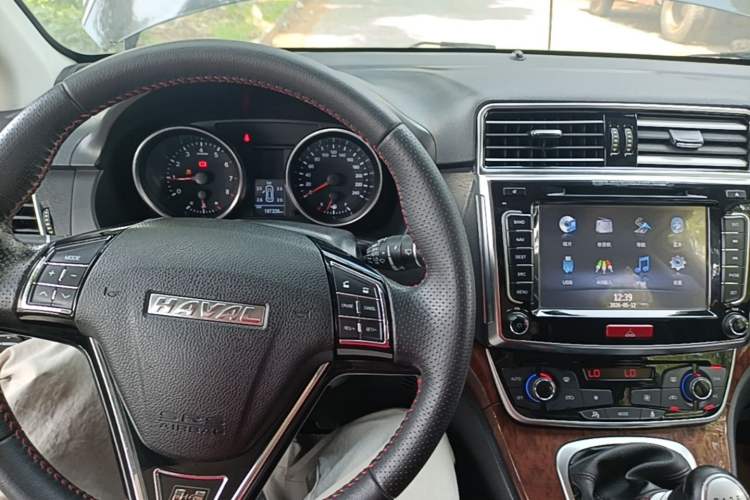 Used Haval H6 2015 Revised Version Sport Edition 1.5T Manual Two-Wheel Drive Premium Trim Center Console