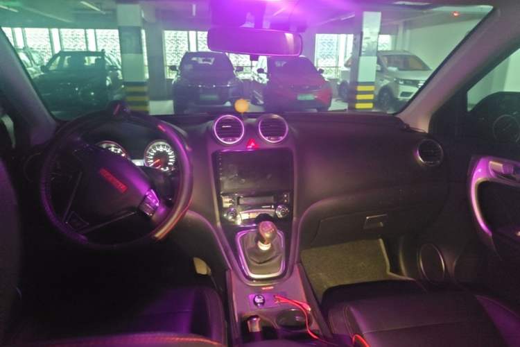 Used Haval H6 2015 Upgraded Model 1.5T Manual Two-Wheel Drive Elite Version Center Console