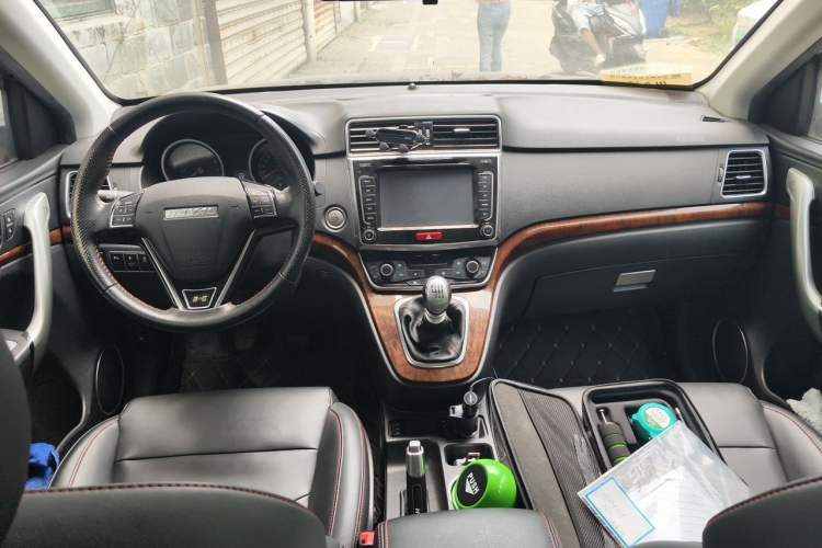 Used Haval H6 2015 Revised Version Sport Edition 1.5T Manual Transmission Two-Wheel Drive Elite Grade Center Console