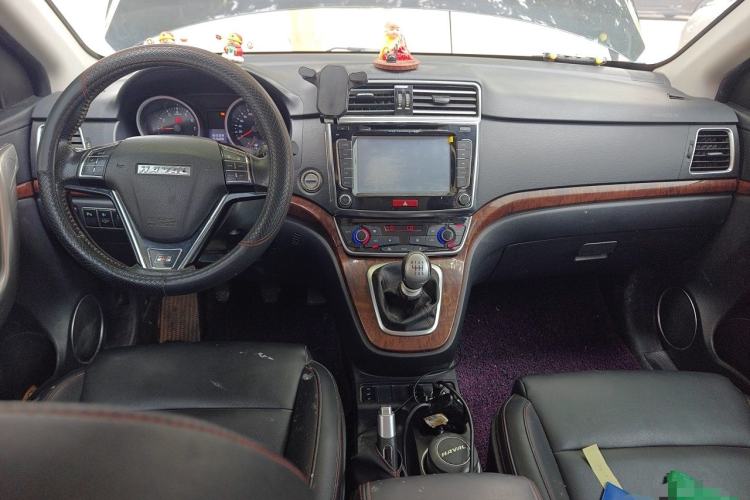 Used Haval H6 2015 Revised Version Sport Edition 1.5T Manual Transmission Two-Wheel Drive Elite Grade Center Console
