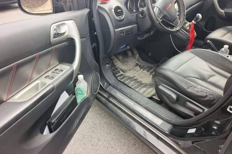 Used Haval H6 2015 Upgraded Model 1.5T Manual Two-Wheel Drive Elite Version Driver Seat