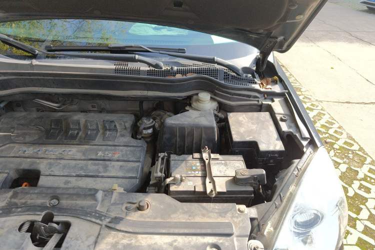 Used Haval H6 2015 Upgraded Model 1.5T Manual Two-Wheel Drive Elite Version Engine Bay Left