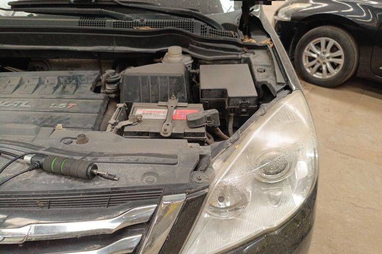 Used Haval H6 2015 Upgraded Model 1.5T Manual Two-Wheel Drive Elite Version Engine Bay Left