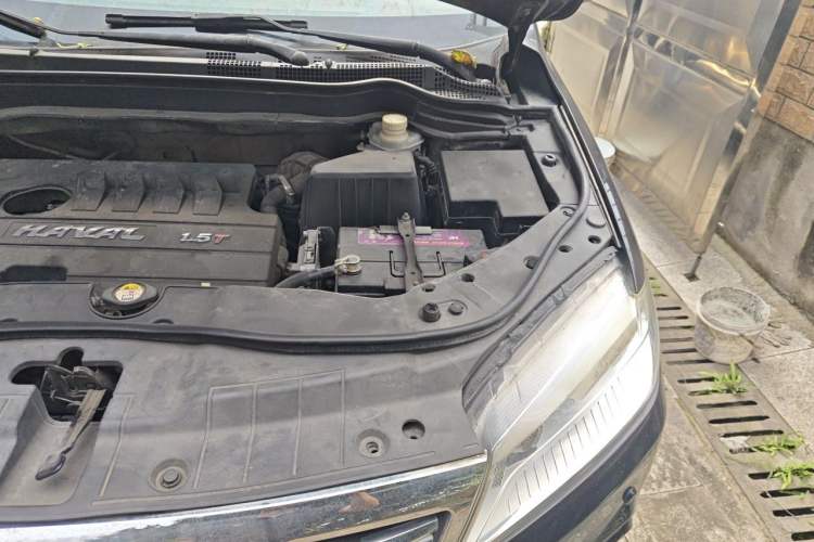 Used Haval H6 2015 Revised Version Sport Edition 1.5T Manual Transmission Two-Wheel Drive Elite Grade Engine Bay Left