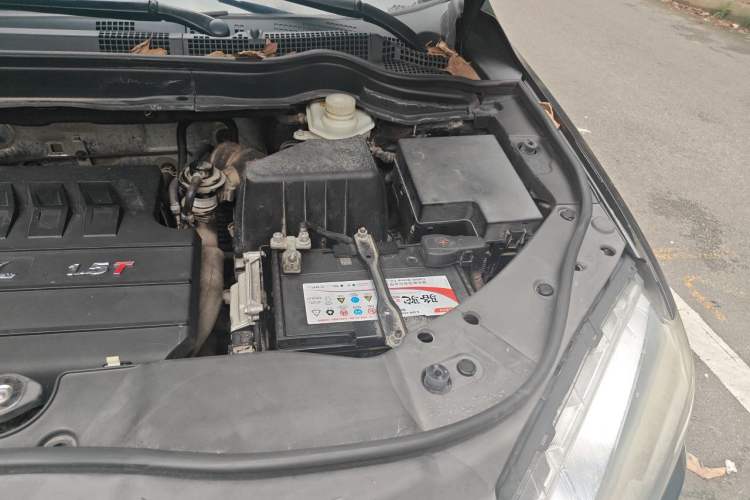 Used Haval H6 2015 Sport Edition 1.5T Automatic Two-Wheel Drive Luxury Model Engine Bay Left