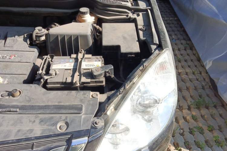 Used Haval H6 2015 Upgraded Model 1.5T Manual Two-Wheel Drive Elite Version Engine Bay Left
