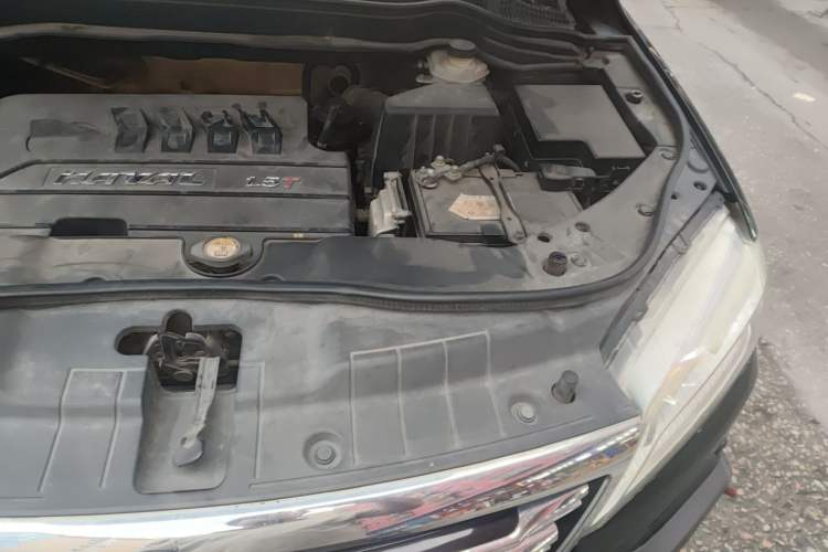 Used Haval H6 2015 Sport Edition 1.5T Automatic Two-Wheel Drive Luxury Model Engine Bay Left