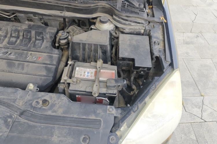 Used Haval H6 2015 Upgraded Model 1.5T Manual Two-Wheel Drive Elite Version Engine Bay Left