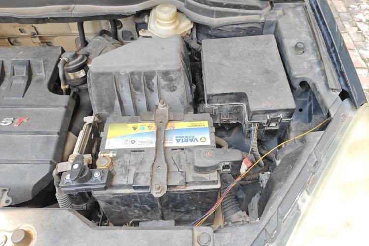 Used Haval H6 2015 Upgraded Model 1.5T Manual Two-Wheel Drive Elite Version Engine Bay Left