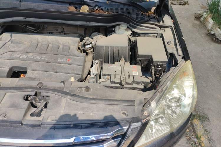 Used Haval H6 2015 Upgraded Model 1.5T Manual Two-Wheel Drive Elite Version Engine Bay Left