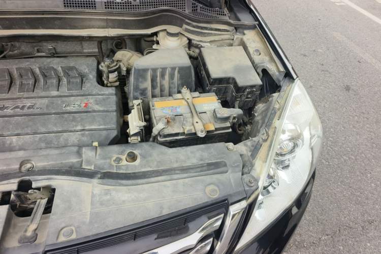 Used Haval H6 2015 Upgraded Model 1.5T Manual Two-Wheel Drive Elite Version Engine Bay Left