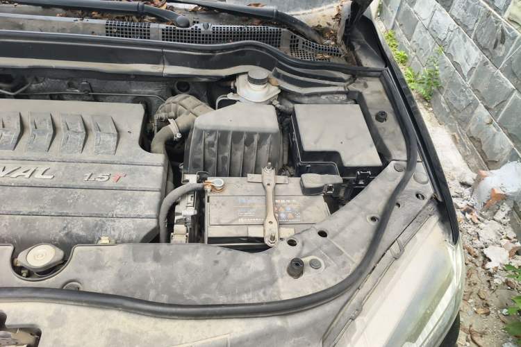 Used Haval H6 2015 Revised Version Sport Edition 1.5T Manual Transmission Two-Wheel Drive Elite Grade Engine Bay Left
