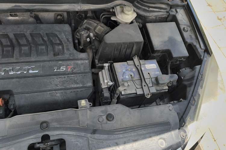 Used Haval H6 2015 Upgraded Model 1.5T Manual Two-Wheel Drive Elite Version Engine Bay Left
