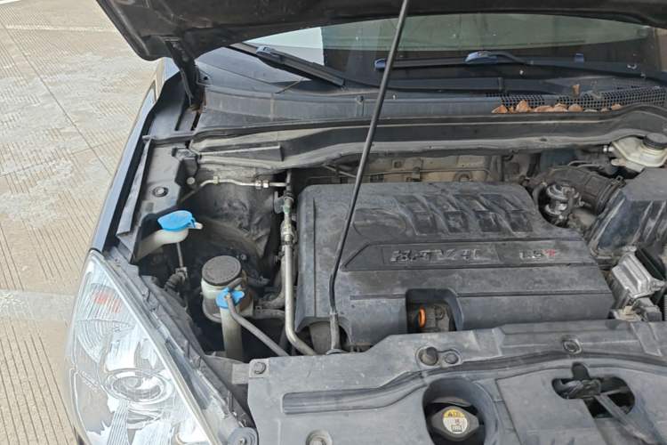 Used Haval H6 2015 Upgraded Model 1.5T Manual Two-Wheel Drive Elite Version Engine Bay Right