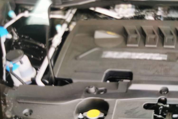 Used Haval H6 2015 Upgraded Model 1.5T Manual Two-Wheel Drive Elite Version Engine Bay Right