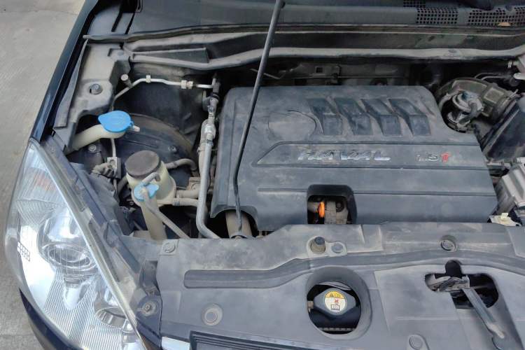 Used Haval H6 2015 Upgraded Model 1.5T Manual Two-Wheel Drive Elite Version Engine Bay Right