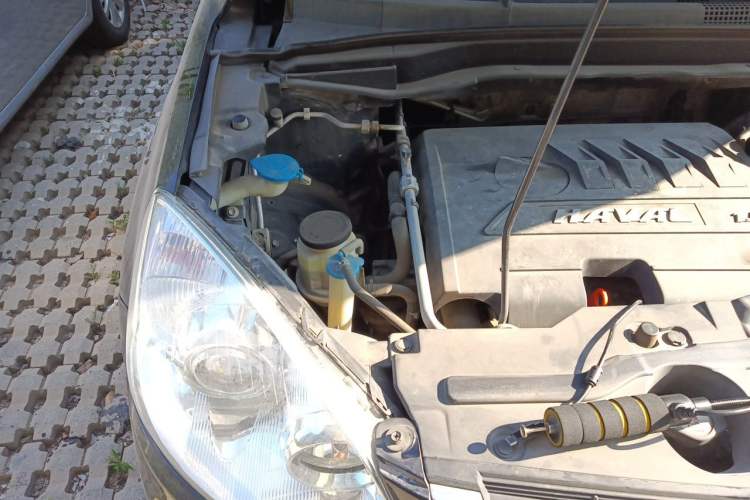 Used Haval H6 2015 Upgraded Model 1.5T Manual Two-Wheel Drive Elite Version Engine Bay Right