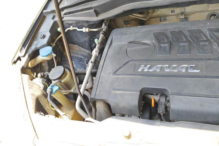 Used Haval H6 2015 Upgraded Model 1.5T Manual Two-Wheel Drive Elite Version Engine Bay Right