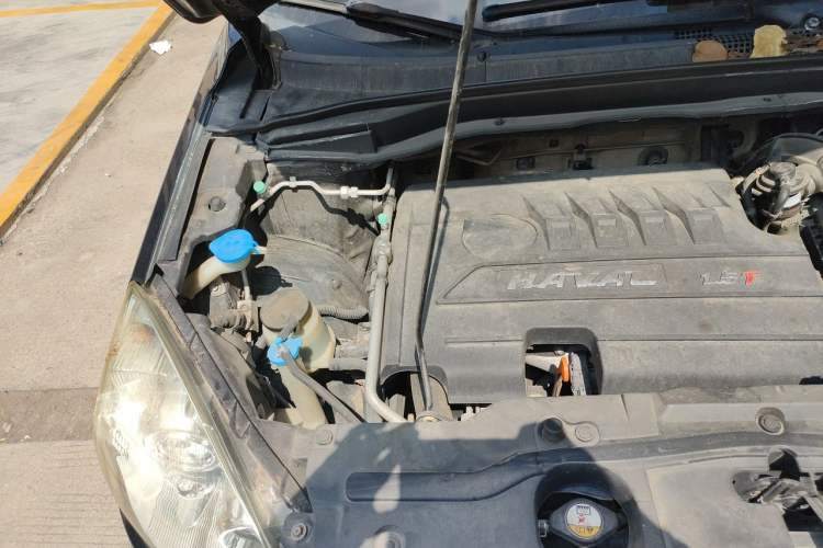 Used Haval H6 2015 Upgraded Model 1.5T Manual Two-Wheel Drive Elite Version Engine Bay Right