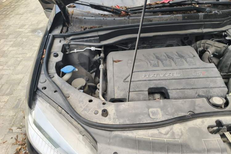Used Haval H6 2015 Revised Version Sport Edition 1.5T Manual Transmission Two-Wheel Drive Elite Grade Engine Bay Right