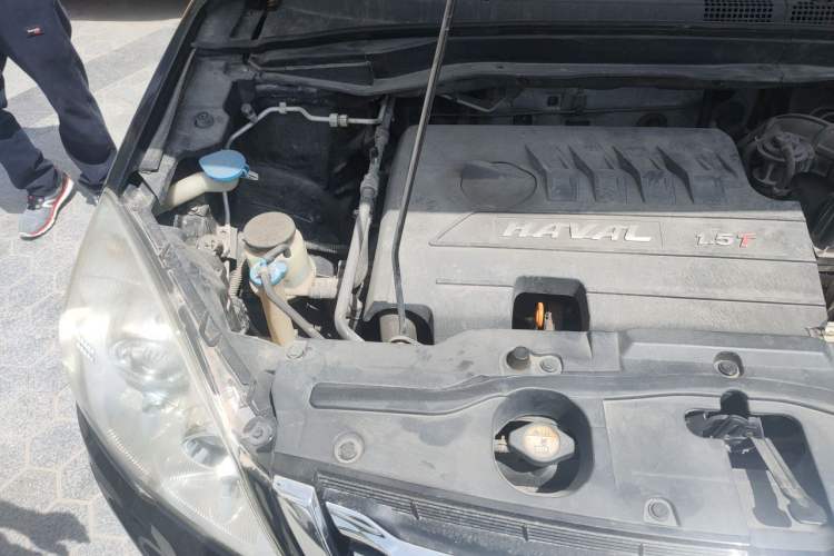 Used Haval H6 2015 Upgraded Model 1.5T Manual Two-Wheel Drive Elite Version Engine Bay Right