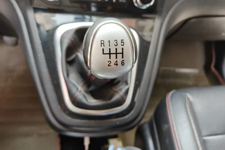 Used Haval H6 2015 Upgraded Model 1.5T Manual Two-Wheel Drive Elite Version Gear Lever