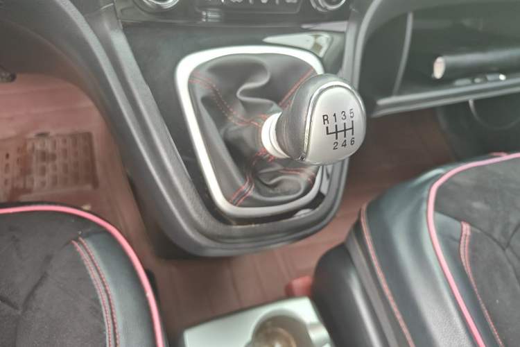 Used Haval H6 2015 Upgraded Model 1.5T Manual Two-Wheel Drive Elite Version Gear Lever