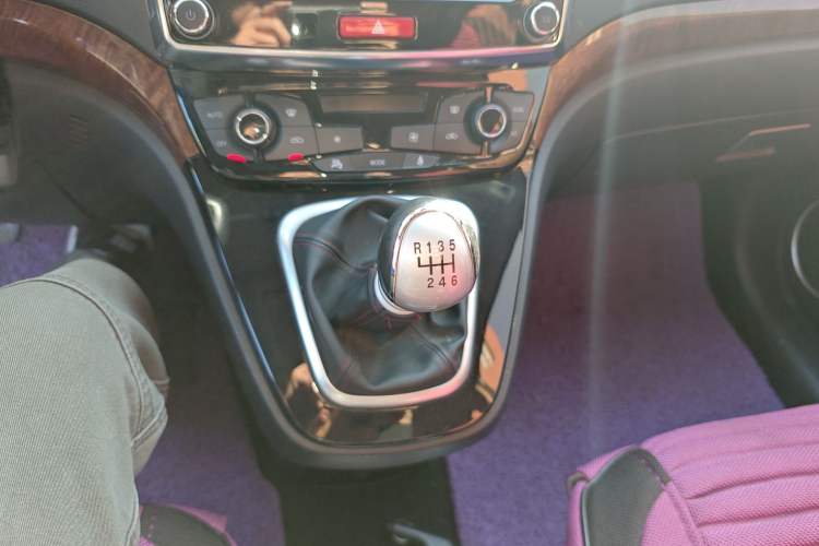 Used Haval H6 2015 Sport Edition 1.5T Manual Two-Wheel Drive Elite Model Gear Lever