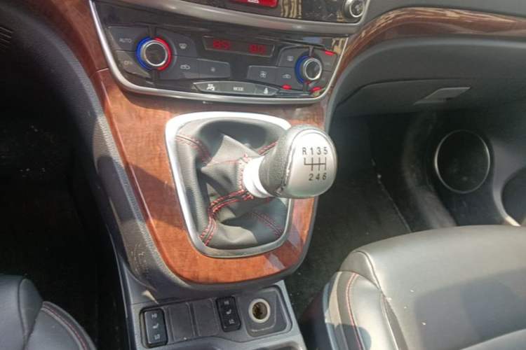 Used Haval H6 2015 Revised Version Sport Edition 1.5T Manual Transmission Two-Wheel Drive Elite Grade Gear Lever