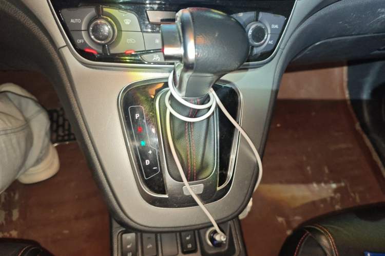 Used Haval H6 2015 Sport Edition 1.5T Automatic Two-Wheel Drive Luxury Model Gear Lever