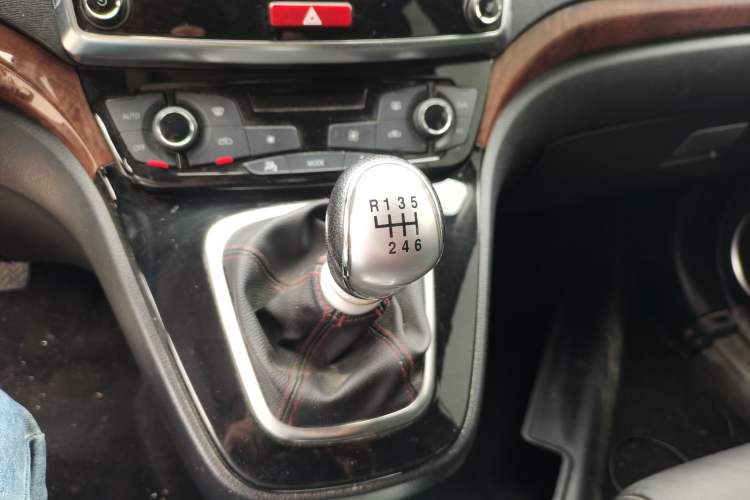 Used Haval H6 2015 Upgraded Model 1.5T Manual Two-Wheel Drive Prestige Version Gear Lever