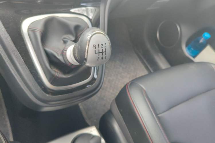 Used Haval H6 2015 Upgraded Model 1.5T Manual Two-Wheel Drive Elite Version Gear Lever