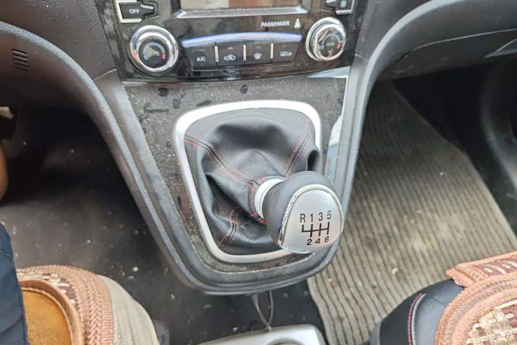 Used Haval H6 2015 Upgraded Model 1.5T Manual Two-Wheel Drive Elite Version Gear Lever