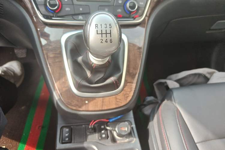 Used Haval H6 2015 Revised Version Sport Edition 1.5T Manual Transmission Two-Wheel Drive Elite Grade Gear Lever