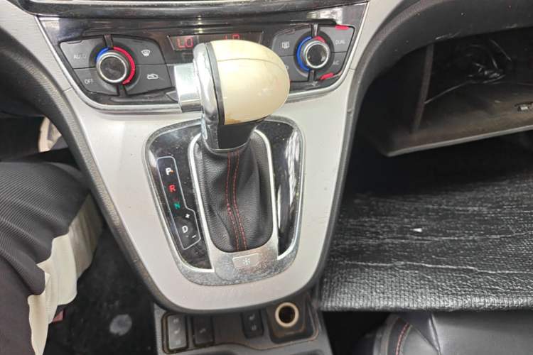 Used Haval H6 2015 Sport Edition 1.5T Automatic Two-Wheel Drive Luxury Model Gear Lever